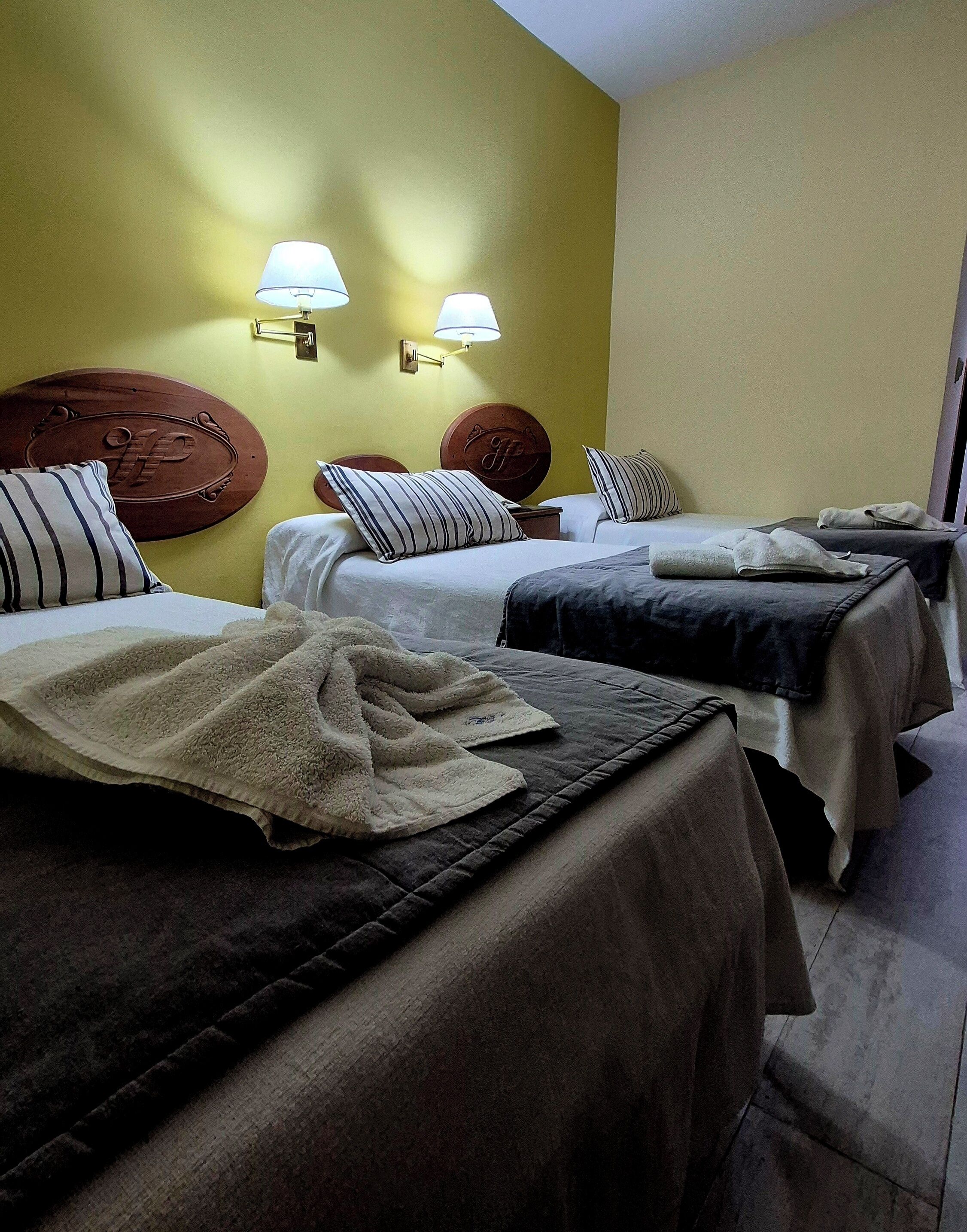 Habitació triple estàndard | Minibar, caixa forta a l'habitació, wifi gratuïta i roba de llit 