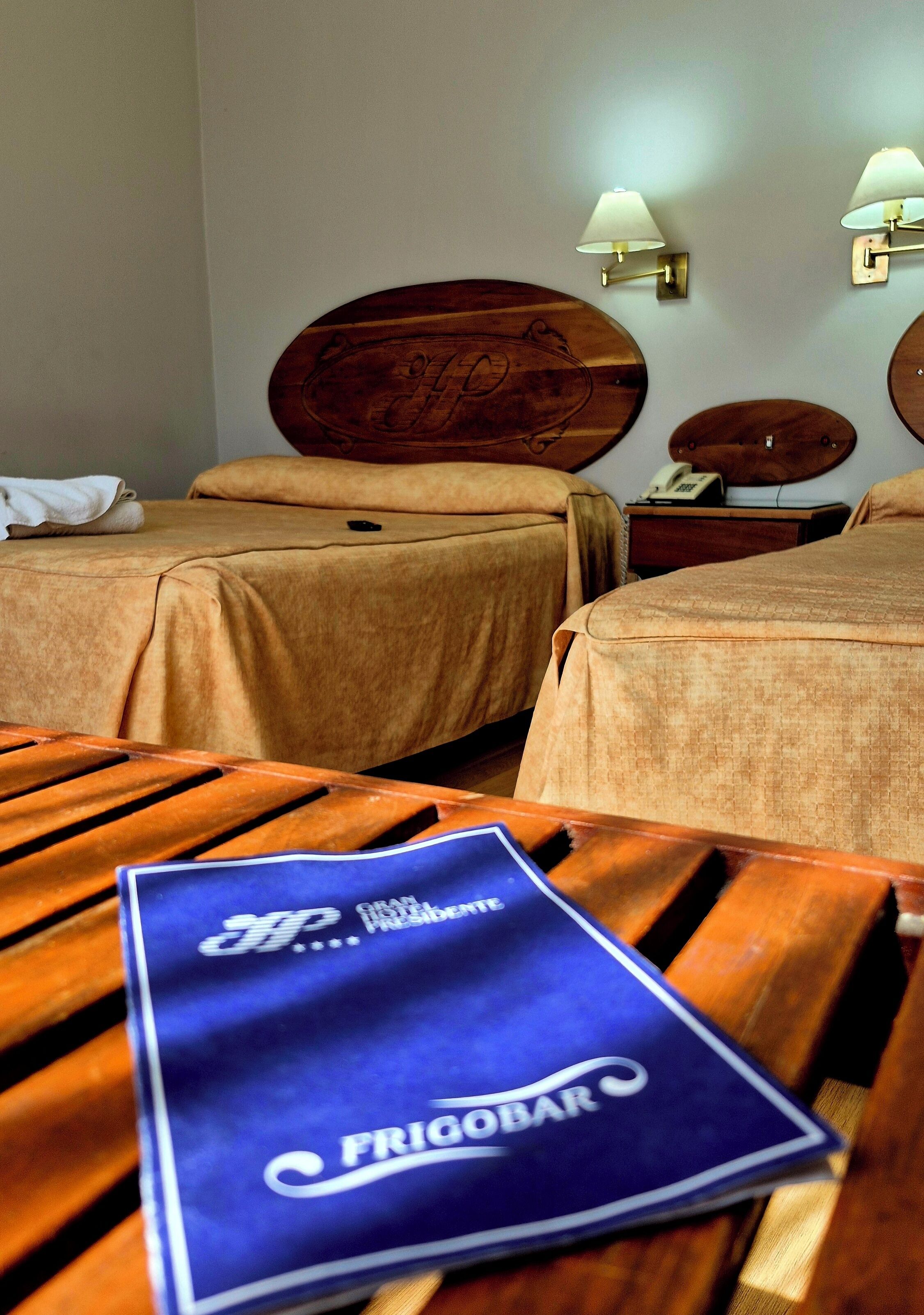 Habitació doble o amb dos llits individuals estàndard | Minibar, caixa forta a l'habitació, wifi gratuïta i roba de llit 