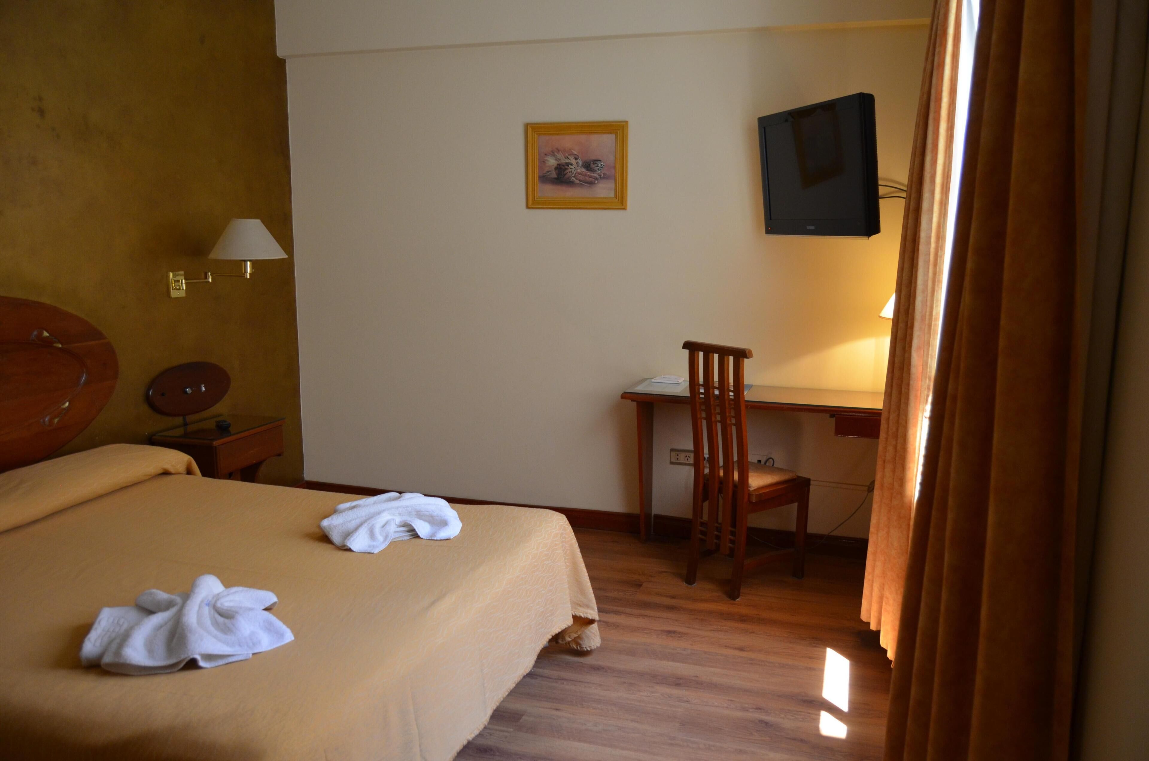 Minibar, caja de seguridad en la habitación, wifi gratis y ropa de cama 