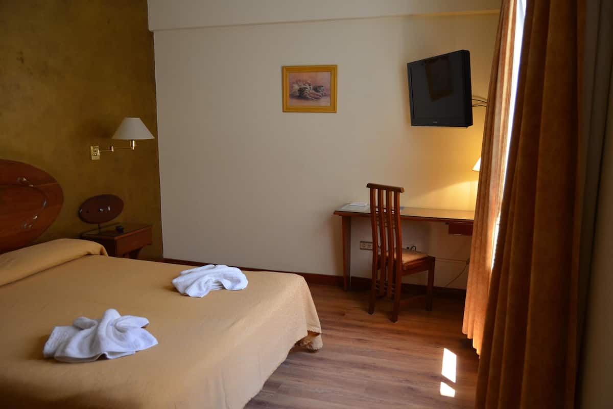 Frigobar, cofres nos quartos, Wi-Fi de cortesia, roupa de cama