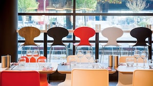 Ein Restaurant mit gedeckten Tischen, jeweils mit zwei Stühlen.