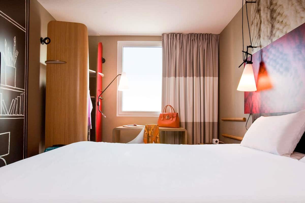 Egyptian cotton sheets, premium bedding, pillowtop beds, blackout drapes