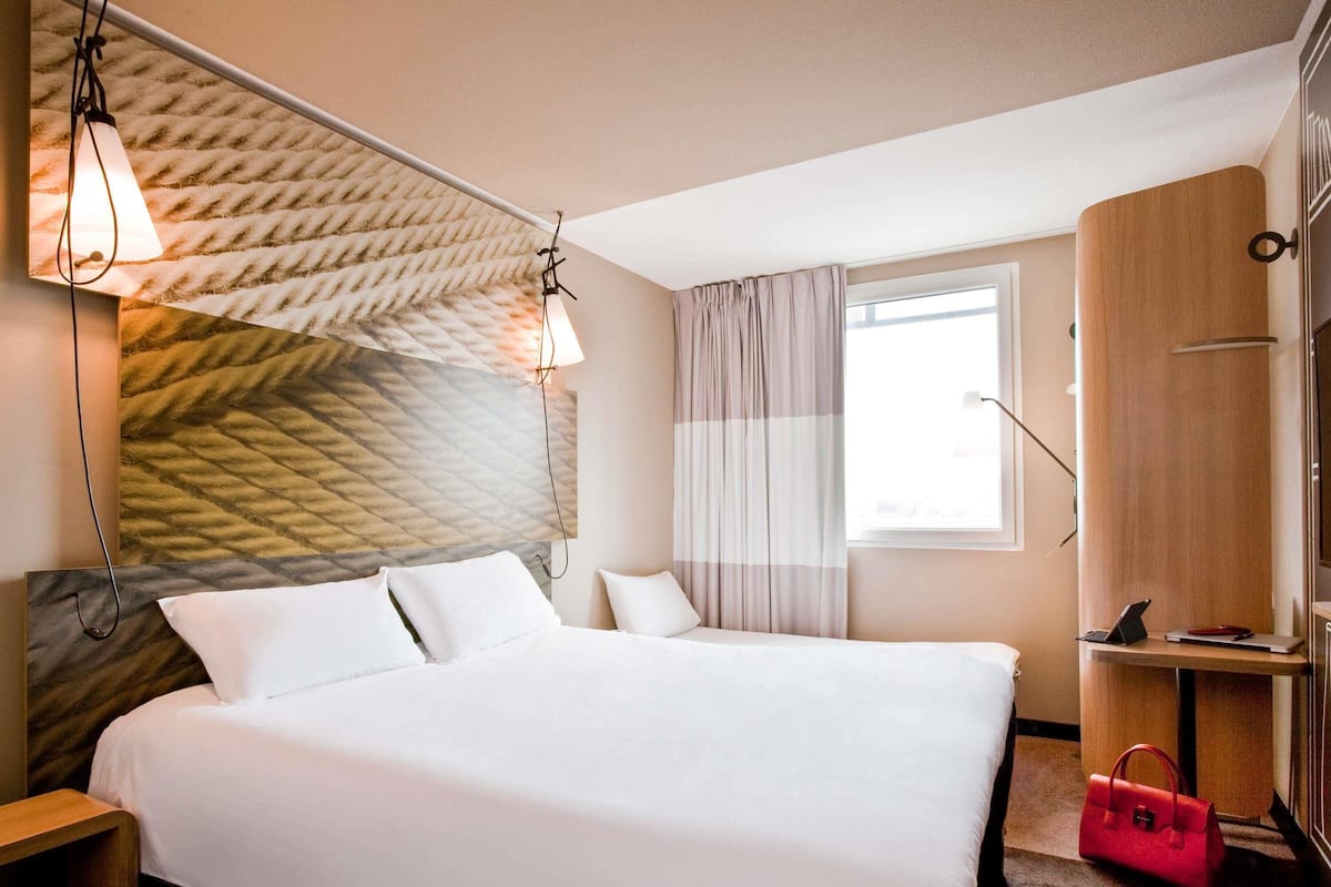 Egyptian cotton sheets, premium bedding, pillow-top beds