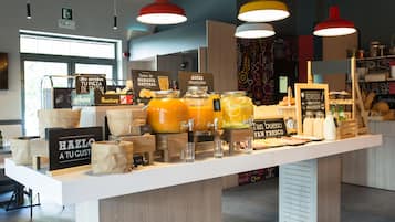 Desayuno buffet diario (EUR 10.20 por persona)