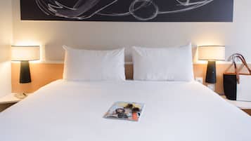 Ropa de cama de alta calidad, escritorio y cortinas blackout