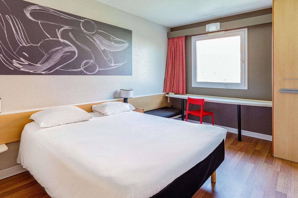 スタンダード ルーム ダブルベッド 1 台 | 高級寝具、デスク、遮光カーテン、防音設備