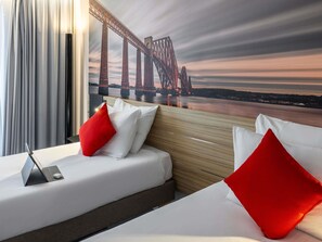 Standaard kamer, 2 eenpersoonsbedden | Hypoallergeen beddengoed, een minibar, een kluis op de kamer, een bureau