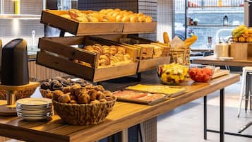 Daily full breakfast (GBP 18 per person)