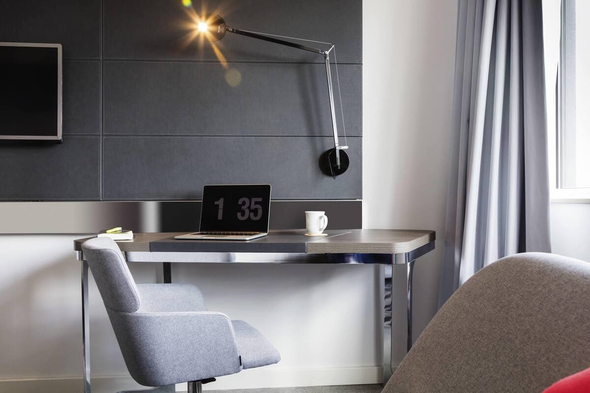Hypo-allergenic bedding, minibar, in-room safe, desk