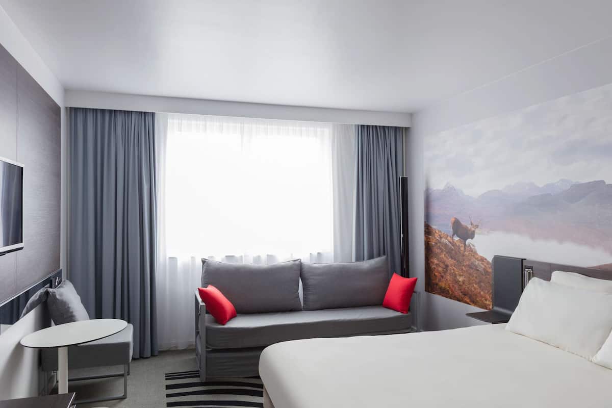 1 kamar tidur, seprai antialergi, minibar, dan brankas