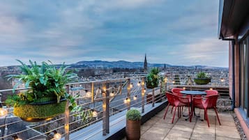 Suite, 1 queensize bed | Hypoallergeen beddengoed, een minibar, een kluis op de kamer, een bureau