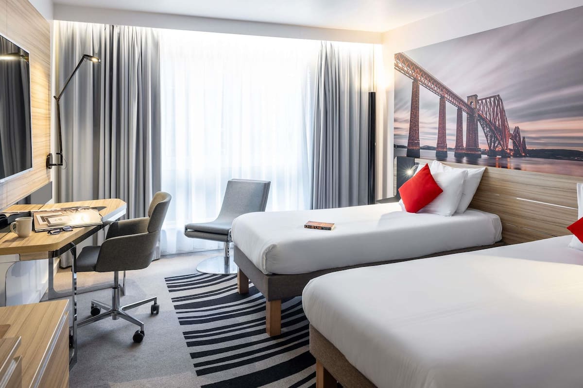 Standard Room, 2 Twin Beds | Hypo-allergenic bedding, minibar, in-room safe, desk