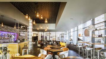 Melayani sarapan, makan siang, dan makan malam