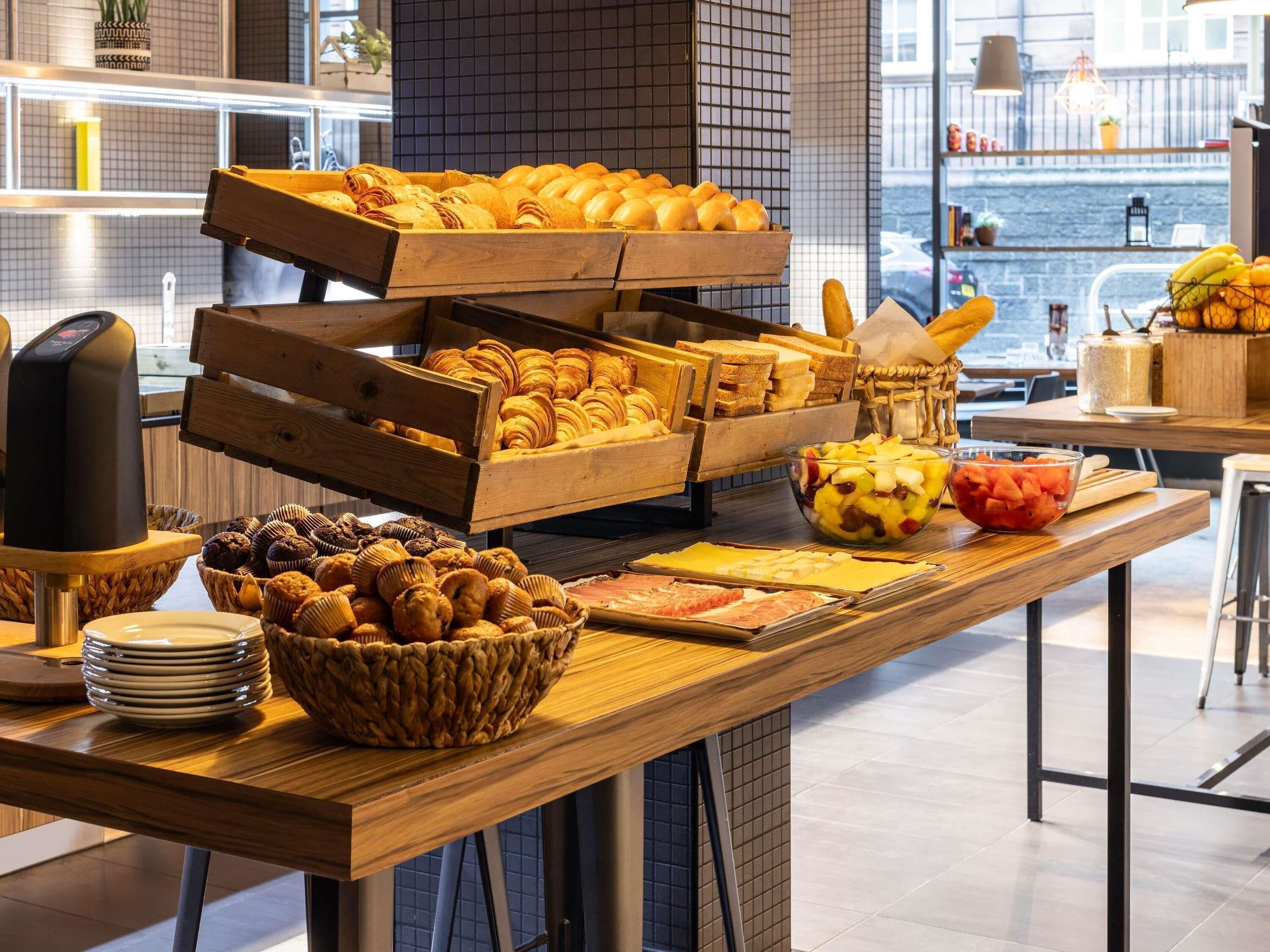 每日供应全套早餐（每人 GBP 18）