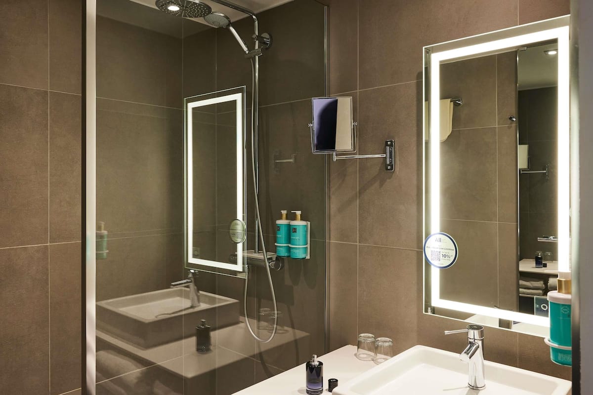 Literie hypoallergénique, minibar, coffres-forts dans les chambres