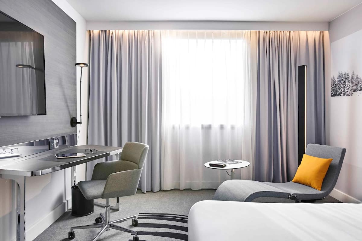 Kamar Eksekutif, 1 Tempat Tidur Queen dengan tempat tidur Sofa | 1 kamar tidur, seprai antialergi, minibar, dan brankas