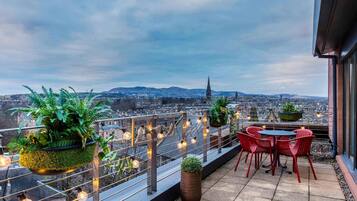 Suite, 1 Queen Bed | Hypo-allergenic bedding, minibar, in-room safe, desk