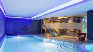 Una piscina cubierta