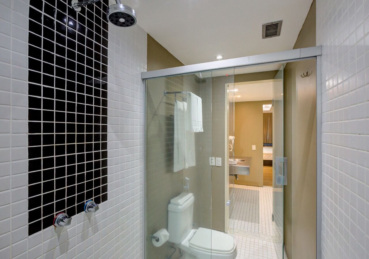 suite executiva | bathroom | shower, free toiletries, hair dryer, towels