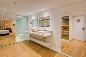 Suite Executiva | Minibar, in-room safe, desk, free WiFi