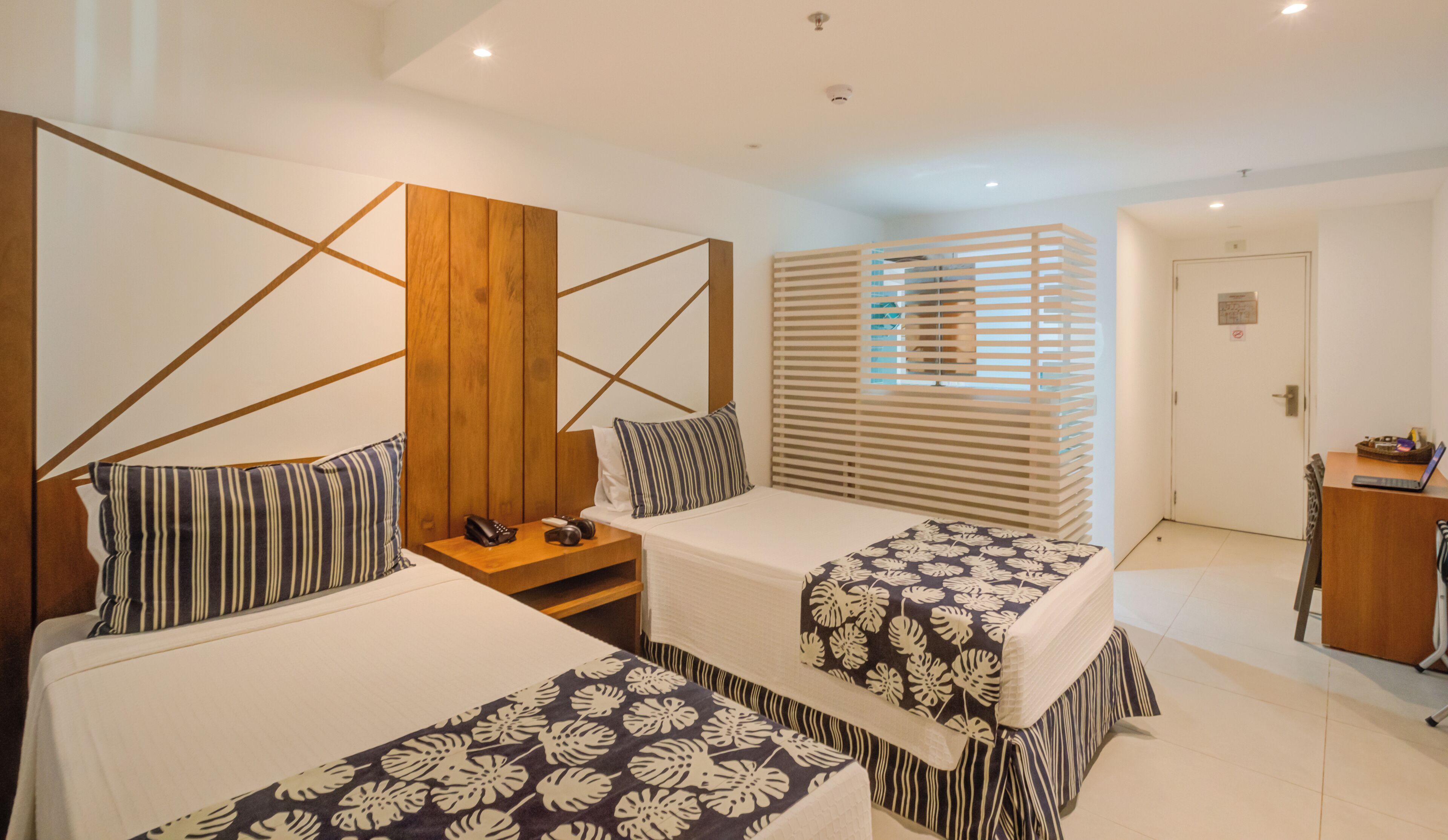 deluxe twin room | 1 bedroom, minibar, in-room safe, desk