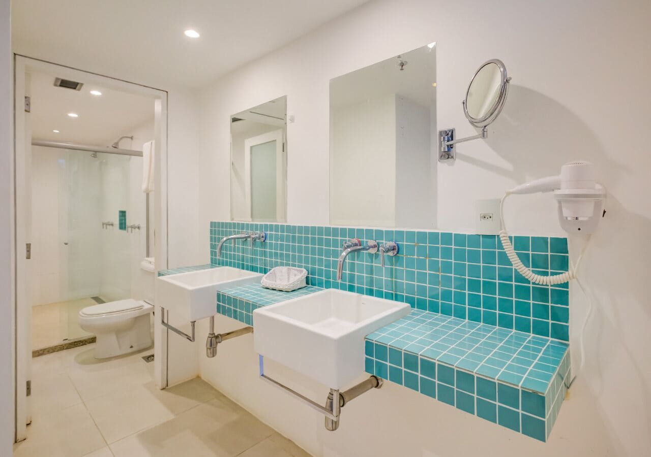 suite executiva | bathroom | shower, free toiletries, hair dryer, towels