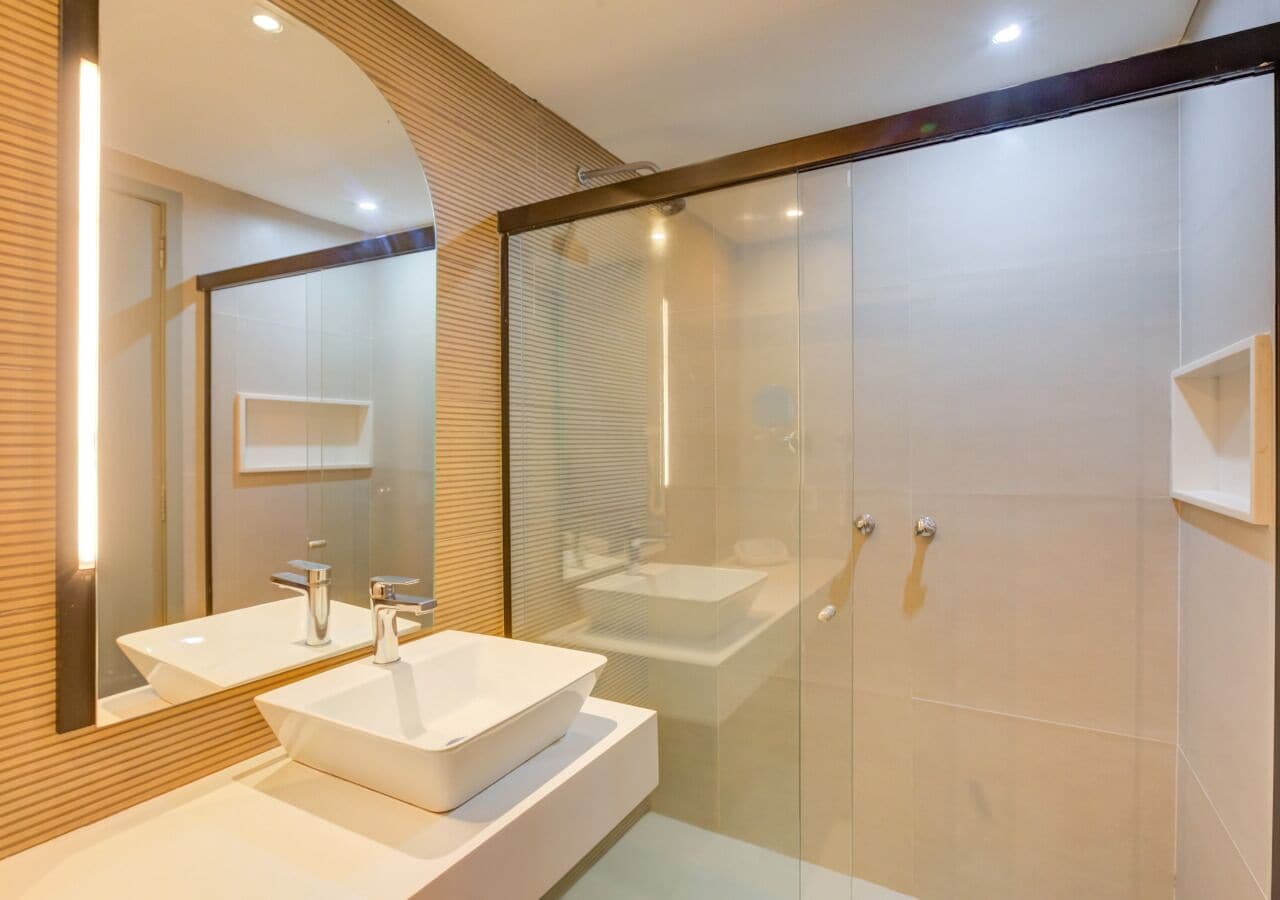 deluxe double room | bathroom | shower, free toiletries, hair dryer, towels