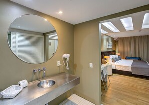 Suite Executiva | Baño | Ducha, artículos de higiene personal gratuitos y secador de pelo