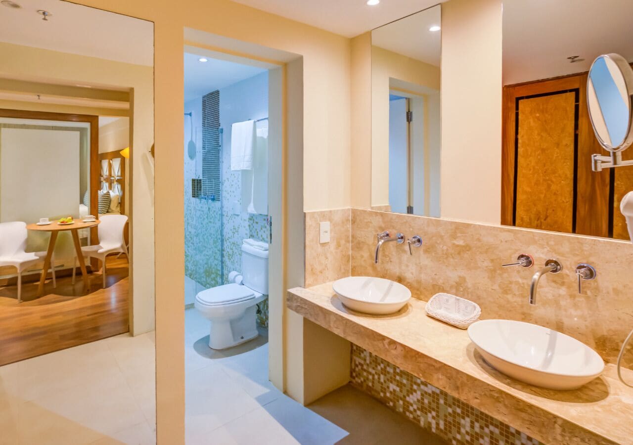 suite executiva | bathroom | shower, free toiletries, hair dryer, towels