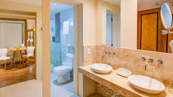 Suite Executiva | Bathroom | Shower, free toiletries, hair dryer, towels