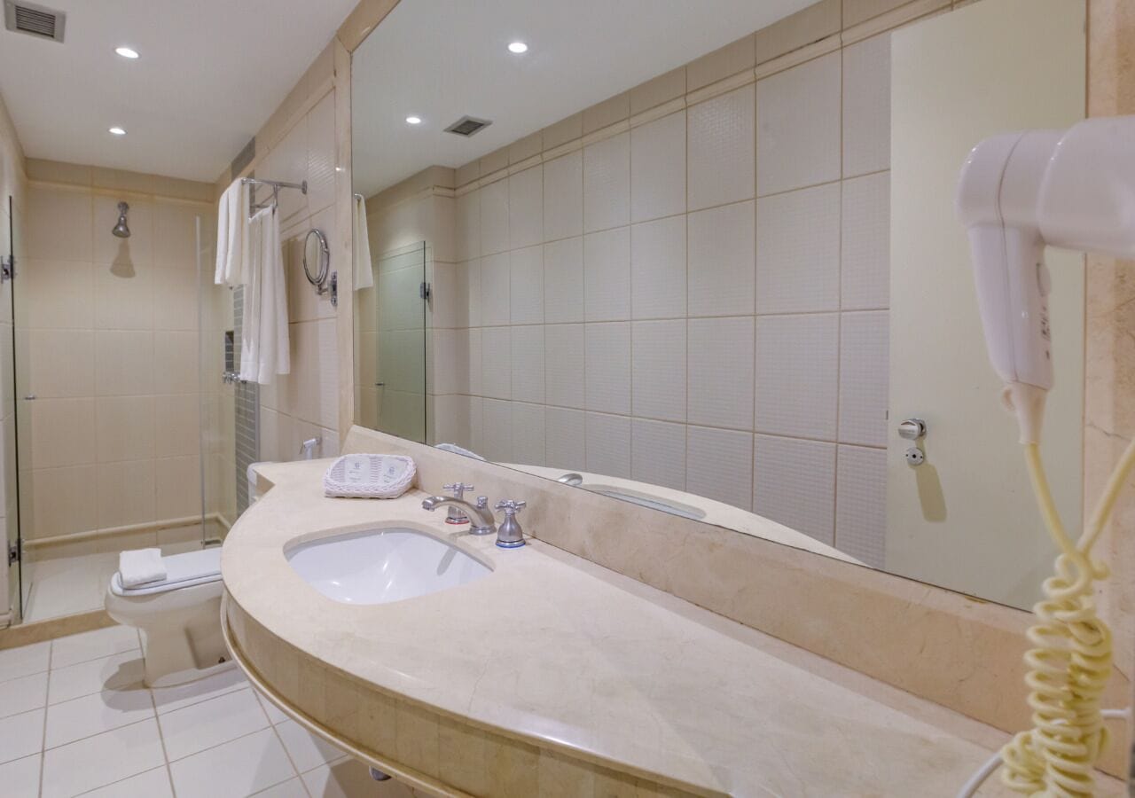 suite executiva | bathroom | shower, free toiletries, hair dryer, towels