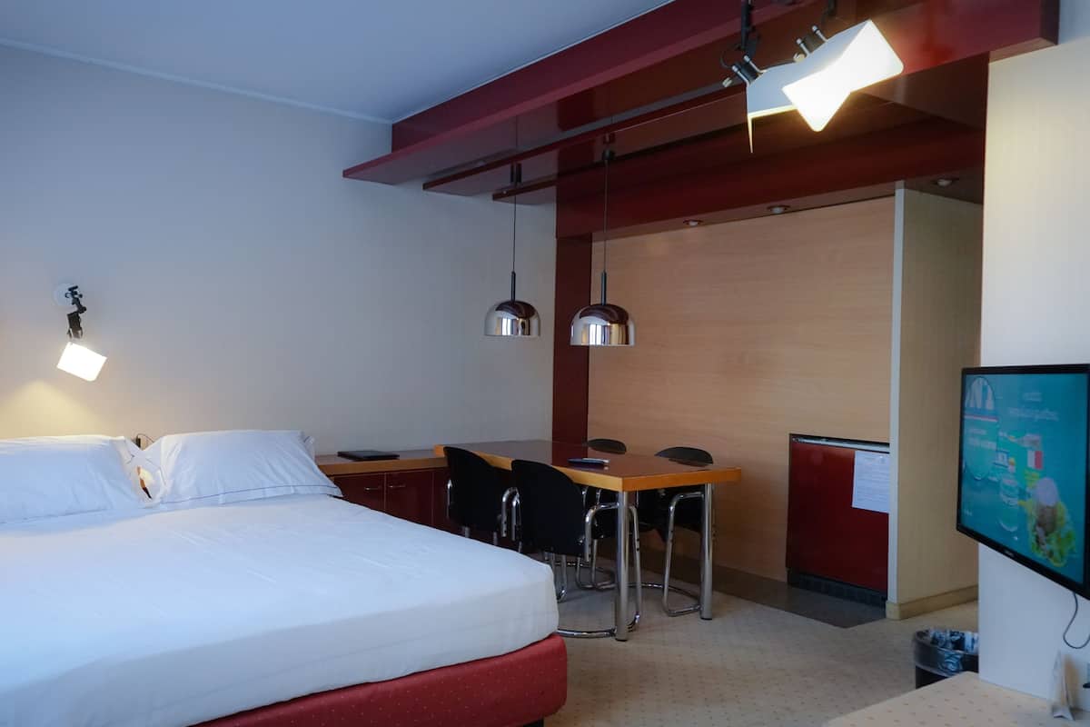Standard Room | In-room safe, desk, soundproofing, WiFi (free)
