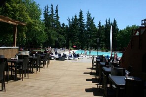 供应早餐和晚餐，意大利菜