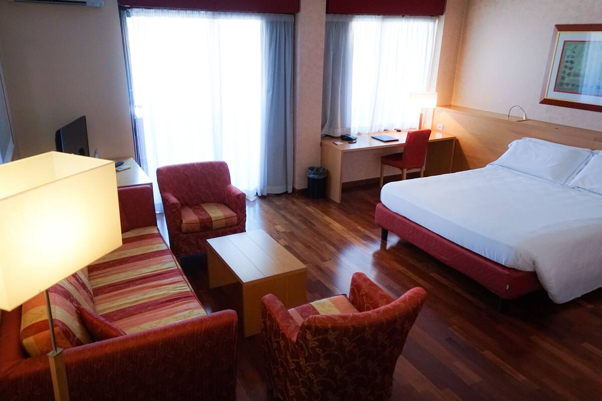 In-room safe, desk, soundproofing, WiFi (free)