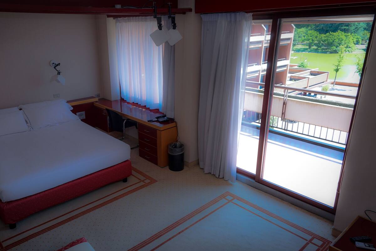 Superior Room | In-room safe, desk, soundproofing, WiFi (free)