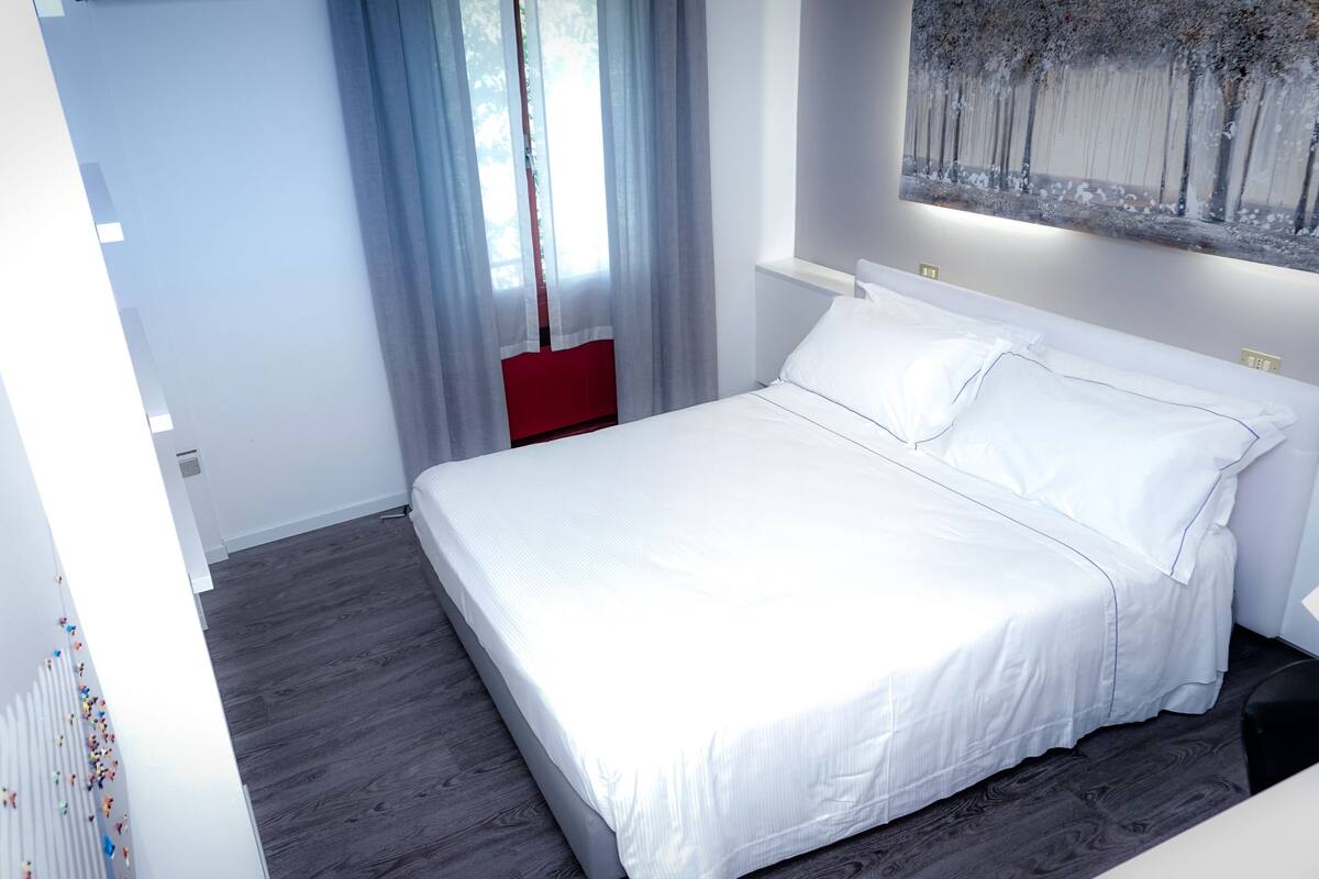 Suite | In-room safe, desk, soundproofing, WiFi (free)
