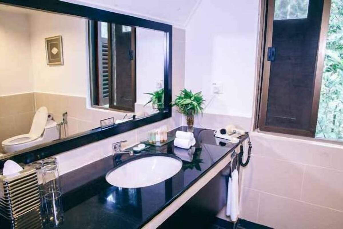 Bathroom | Shower, rainfall showerhead, free toiletries, hair dryer