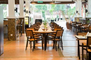 供应早餐、午餐和晚餐，花园景观