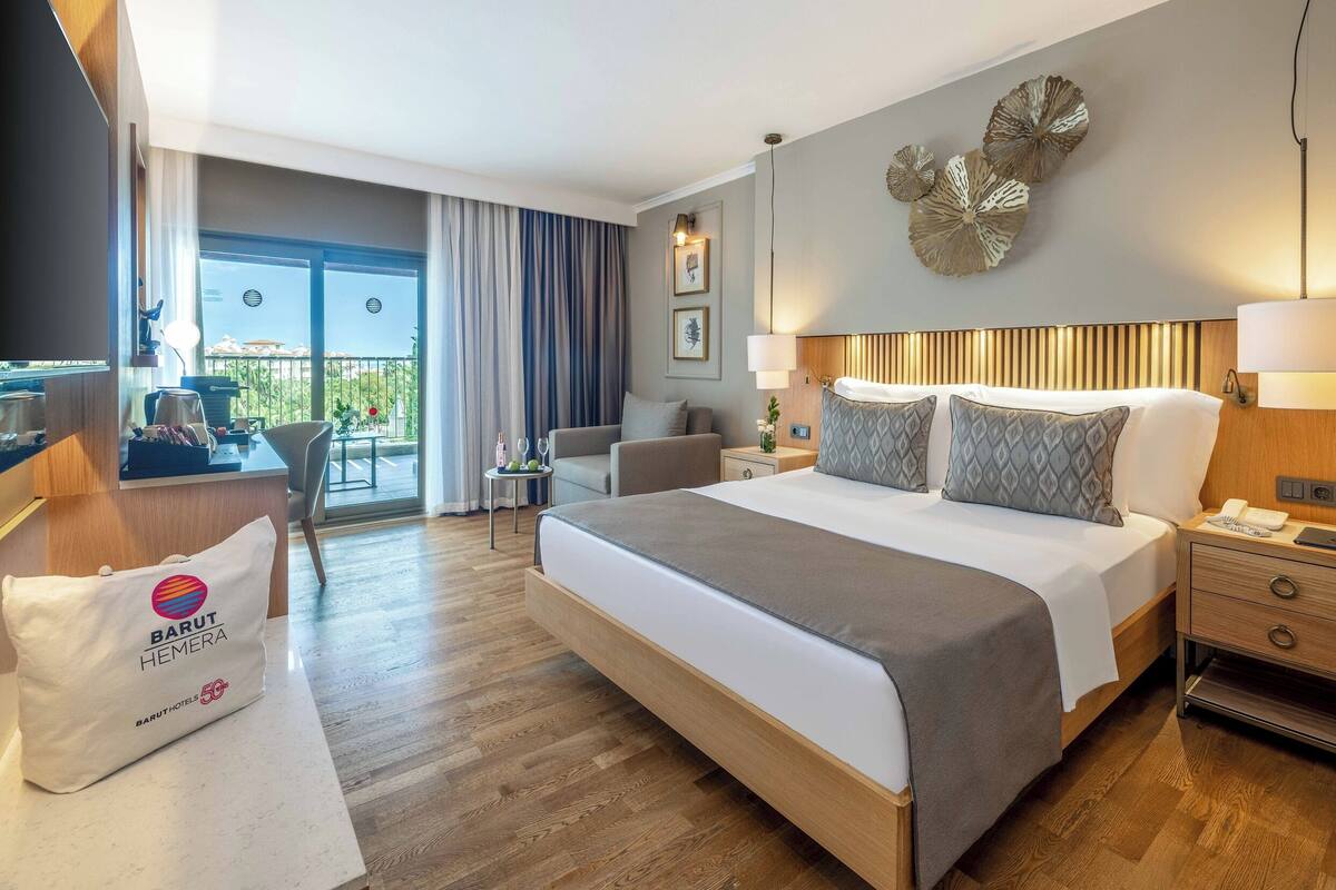 Superior Room Side Sea View | Minibar (free items), in-room safe, blackout drapes, soundproofing