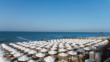 Playa privada, camas de playa gratis, sillas reclinables de playa