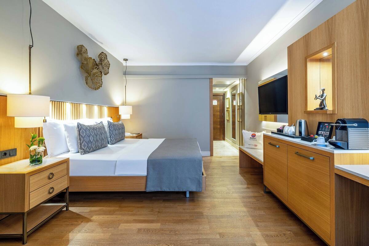 Superior Room with Jacuzzi on balcony | Minibar (free items), in-room safe, blackout drapes, soundproofing