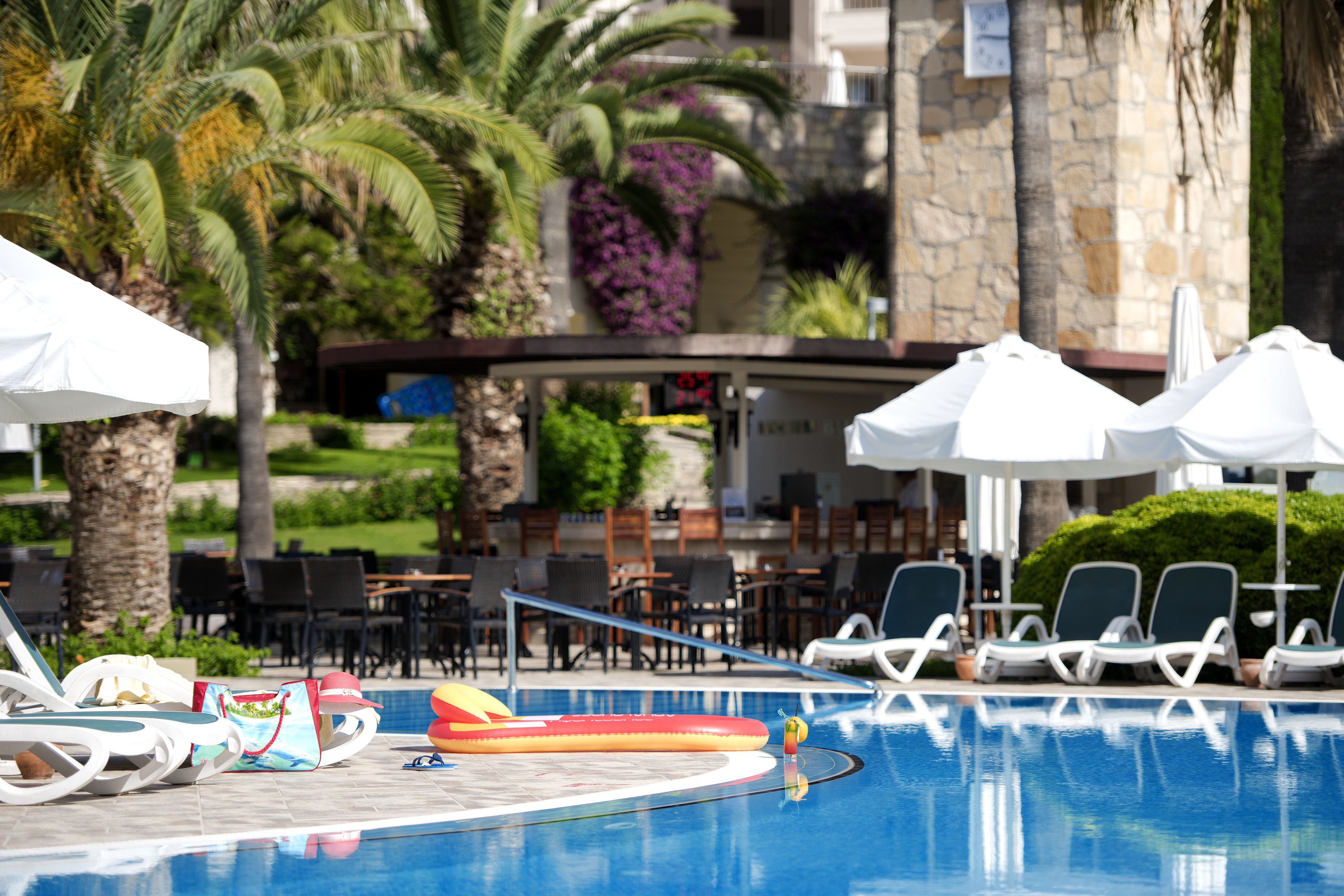 室內泳池、3 個室外泳池；泳池傘、躺椅