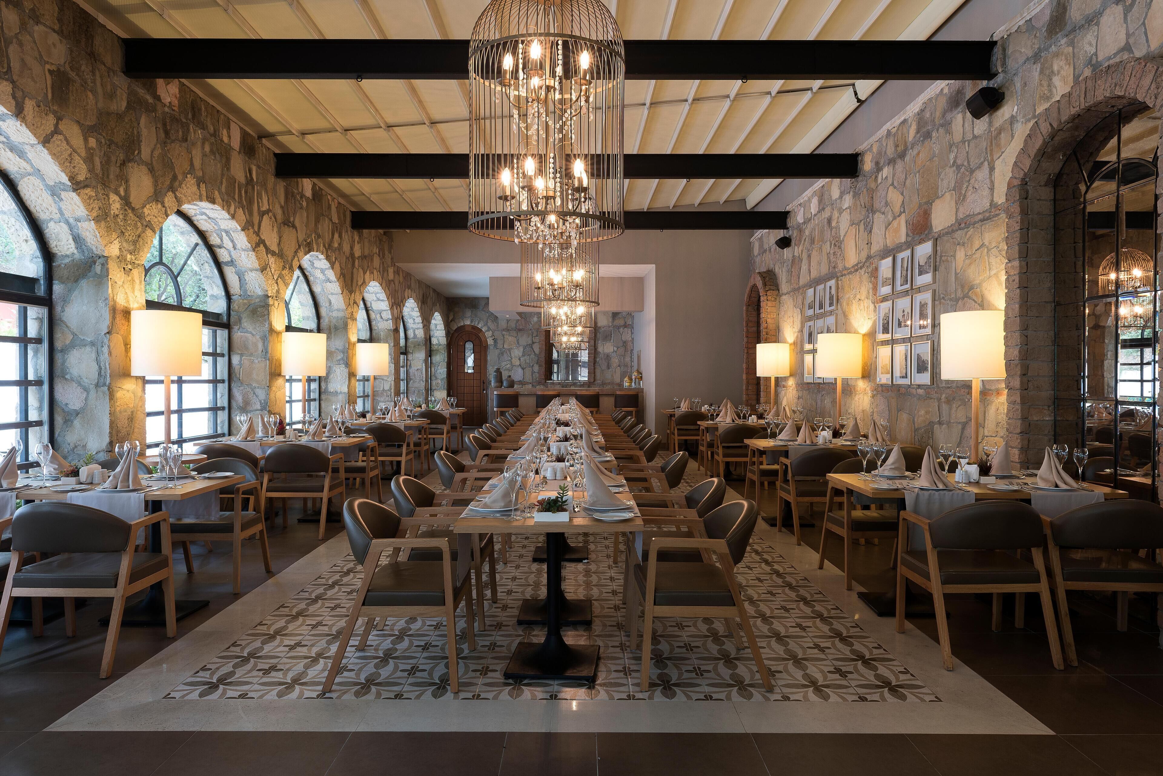 5 restaurantes; se sirve almuerzo y cena; cocina local e internacional