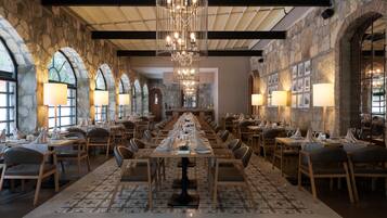 5 restaurantes; se sirve almuerzo y cena; cocina local e internacional