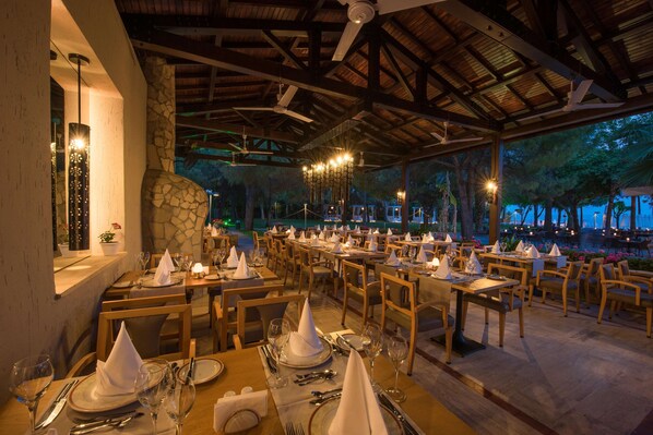 5 restaurants, lunch, dinner served; local and international cuisine 