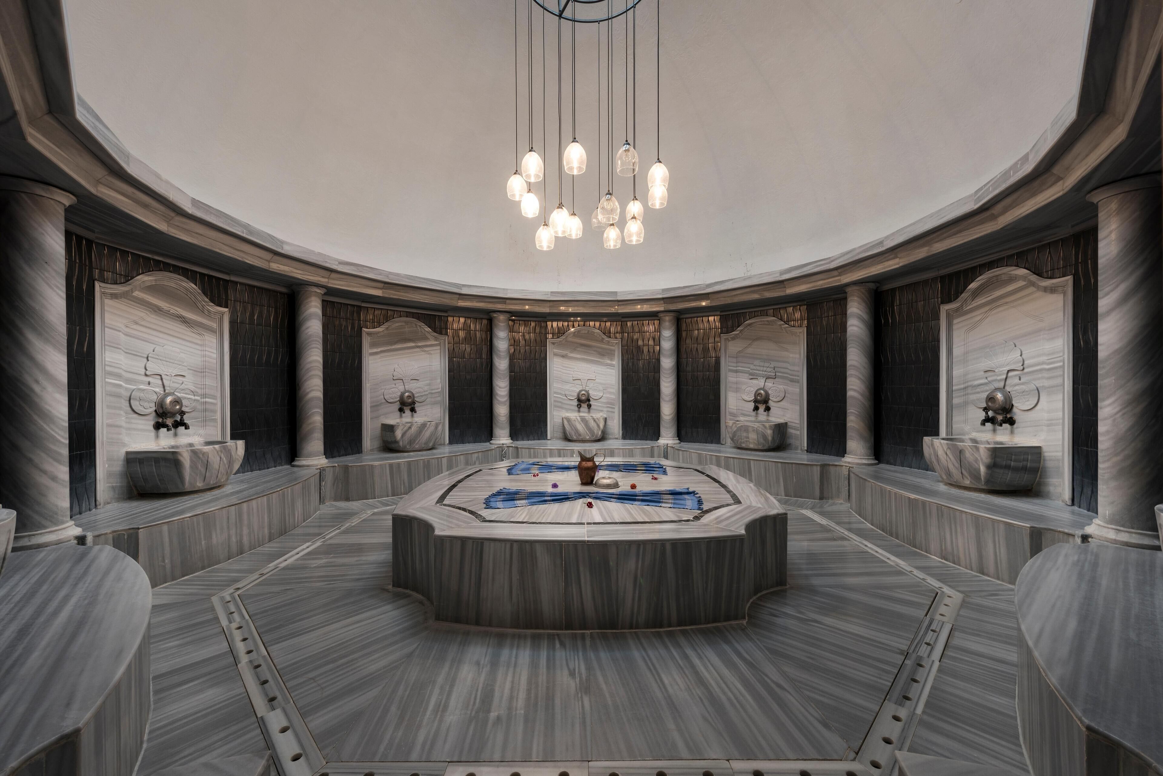 Salas de tratamiento para parejas, un sauna, una bañera de hidromasaje