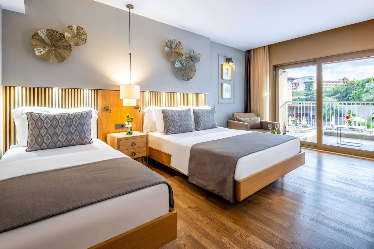 Deluxe Room, Jetted Tub | 1 bilik tidur, bar mini percuma, peti besi dalam bilik