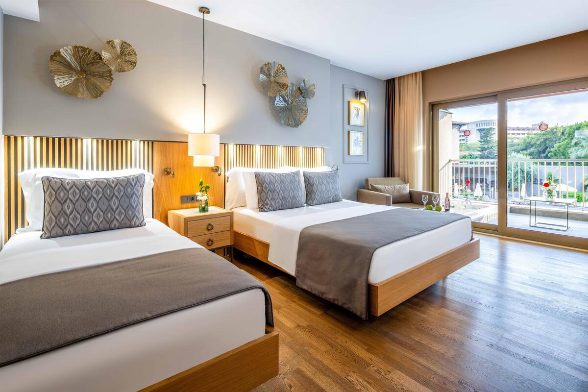Deluxe Room with Jacuzzi on balcony | Minibar (free items), in-room safe, blackout drapes, soundproofing