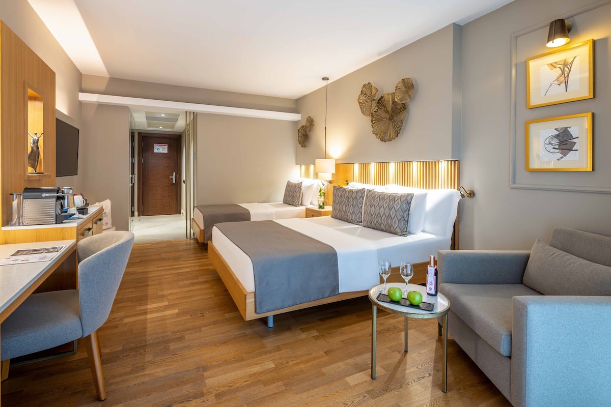 1 habitación y minibar con artículos gratuitos