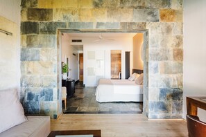 Habitación doble Deluxe | Edredón, minibar y caja de seguridad en la habitación